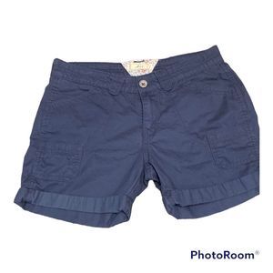 Size 8 cotton blue Levi’s shorts with 4 front pockets and 2 back pockets.